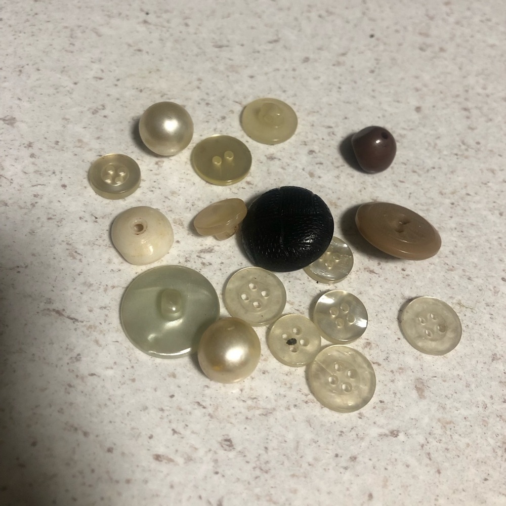 Assorted buttons